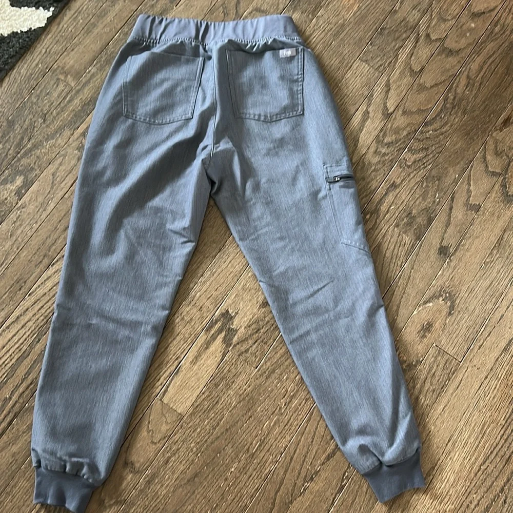 FIGS Scrubs - Picture 9 of 12